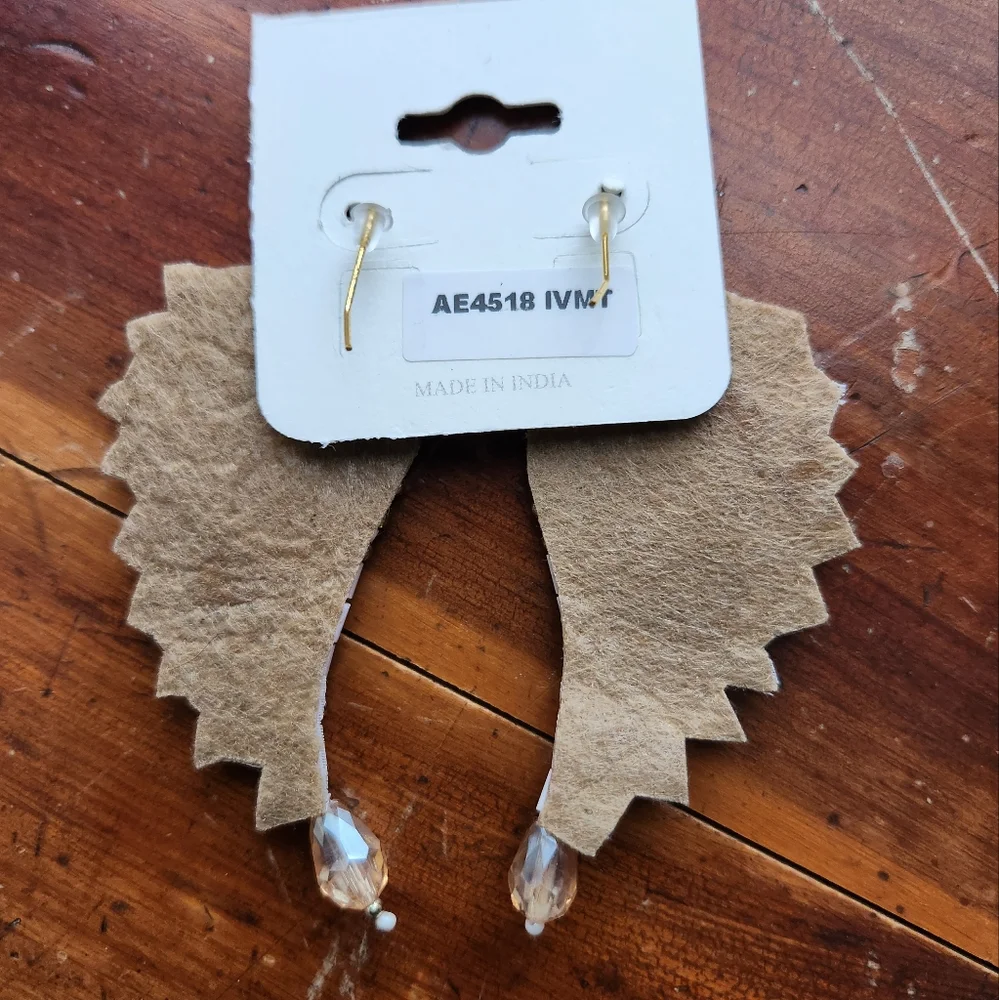 Sold!! Creamy White Angel Wings Pierced Earrings - Picture 13 of 15